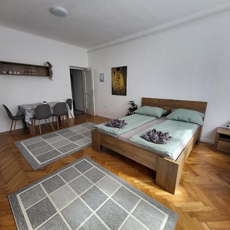 Downtown Studio Apartman Печ Екстер'єр фото