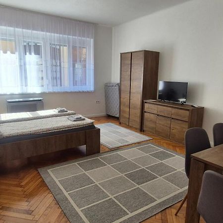 Downtown Studio Apartman Печ Екстер'єр фото