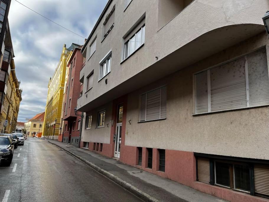 Downtown Studio Apartman Печ Екстер'єр фото