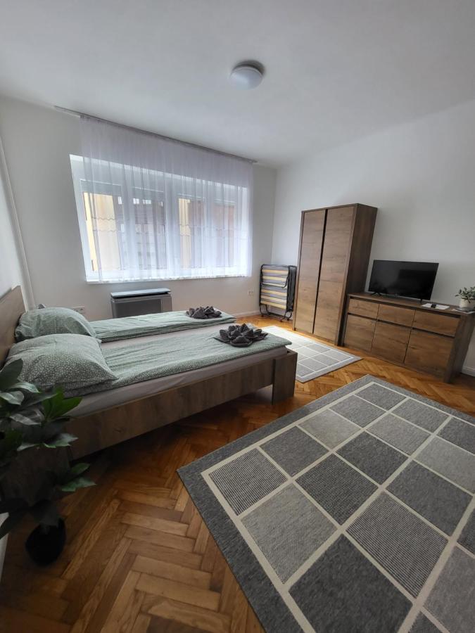 Downtown Studio Apartman Печ Екстер'єр фото