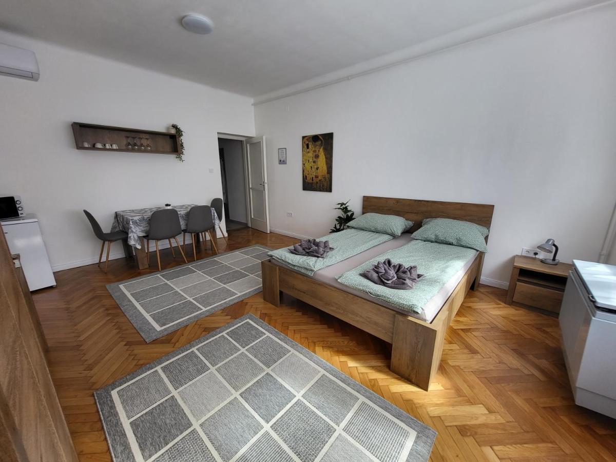 Downtown Studio Apartman Печ Екстер'єр фото